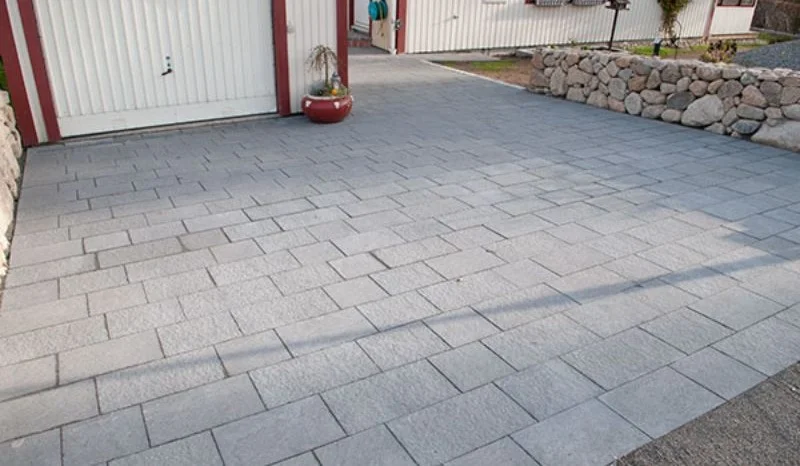 12. Nyla╠eggning av stenbelagd garageuppfart 1