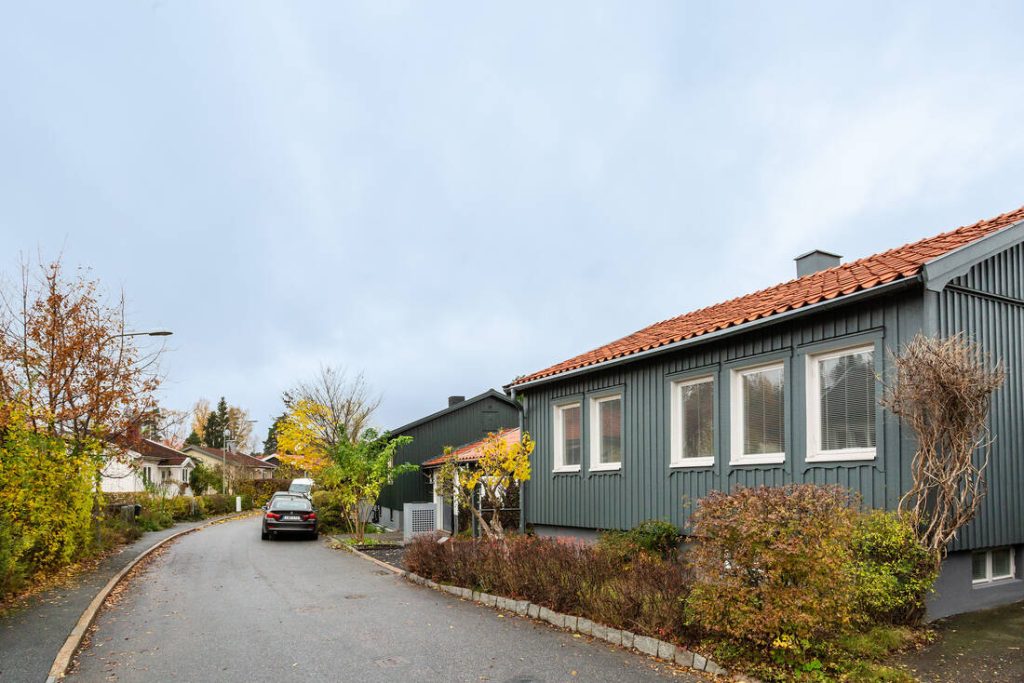 7. Plattsa╠ettning runt garageuppfart till hus